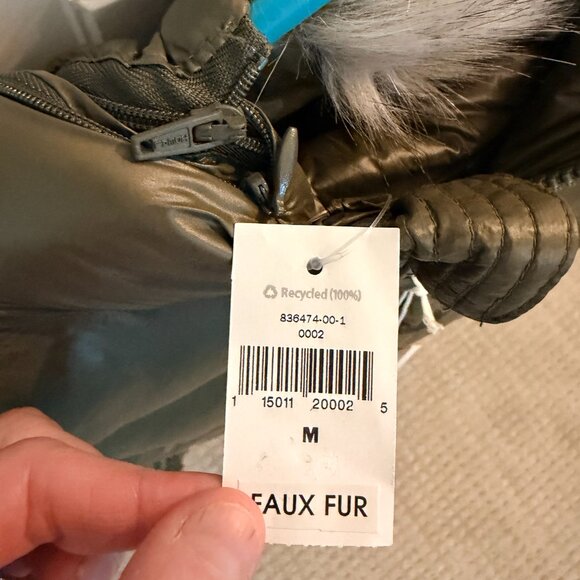 NWT Gap Primaloft Puffer Vest with Faux Fur Removable Hood - Size M - Picture 5 of 6